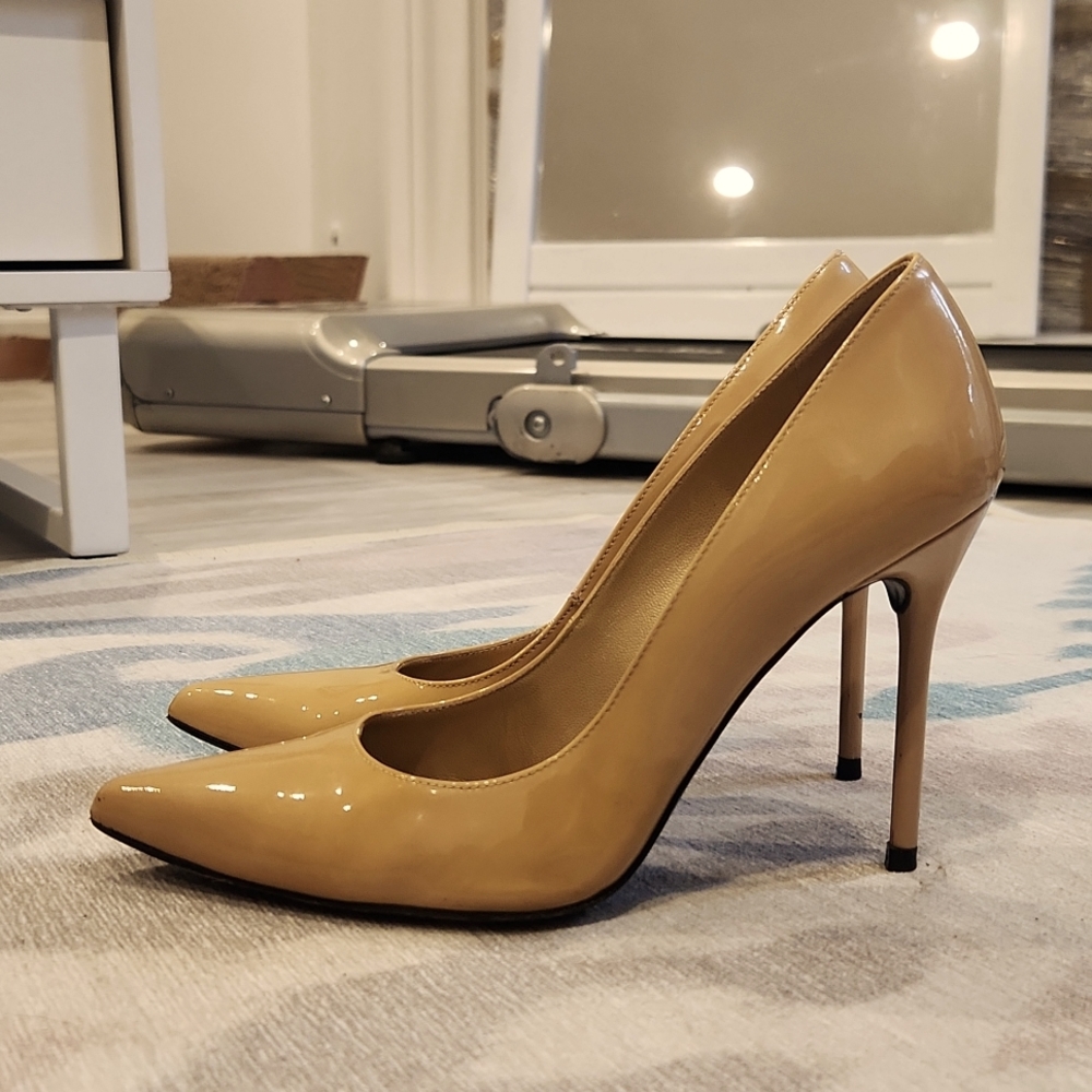 Stuart Weitzman nude patent leather pumps, size 6